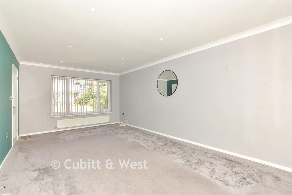 Property photo 1 of 13 Lounge
