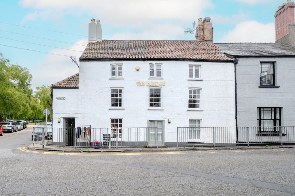 Property photo 1 of 37