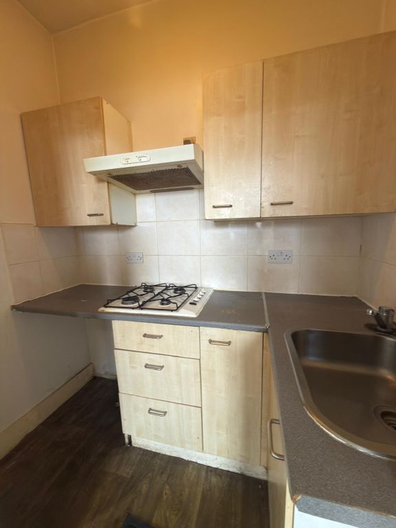 Property photo 1 of 7 Studio Flat With Seperate Kitchen- Close To Ilford Station