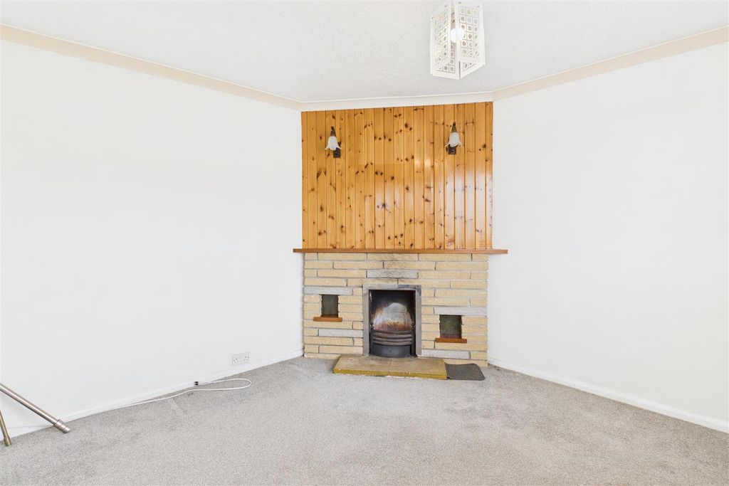 Property photo 3 of 12 Lounge Angle