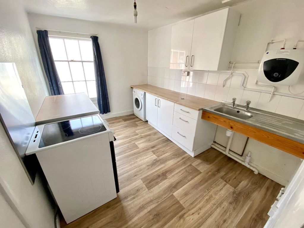 Property photo 3 of 6 Kitchen