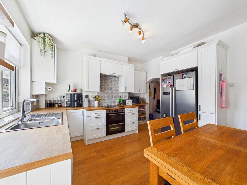 Property photo 3 of 11 Kitchen