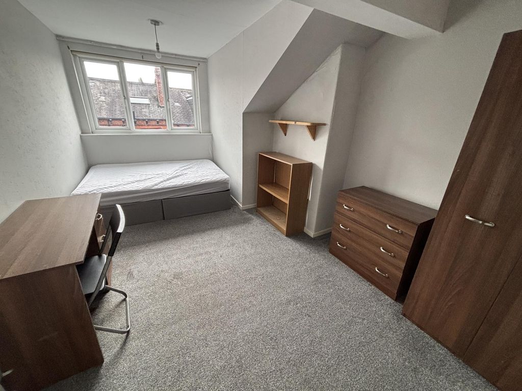 Property photo 3 of 9 A Cozy, Well-Maintained Single Bedroom With Natura...