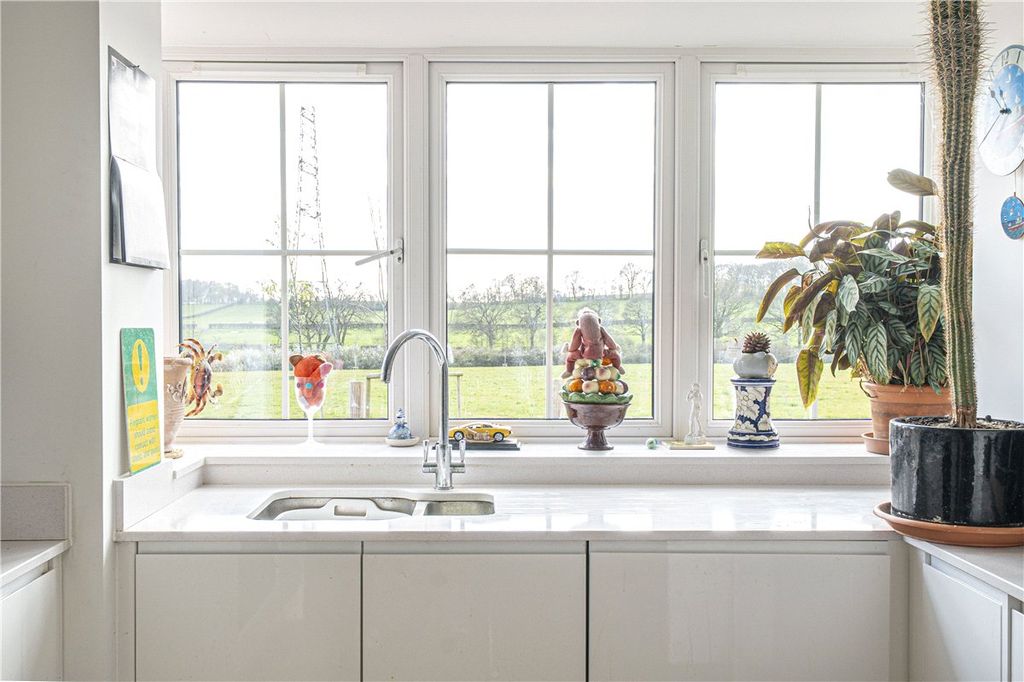 Property photo 3 of 12 Kitchen