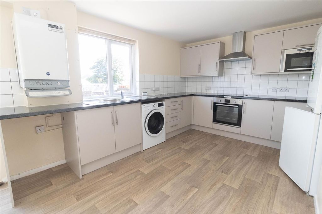 Property photo 3 of 10 Kitchen