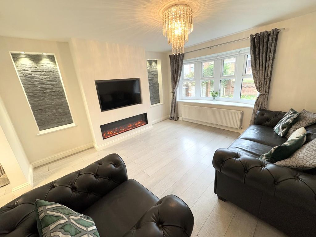 Property photo 3 of 21 Lounge