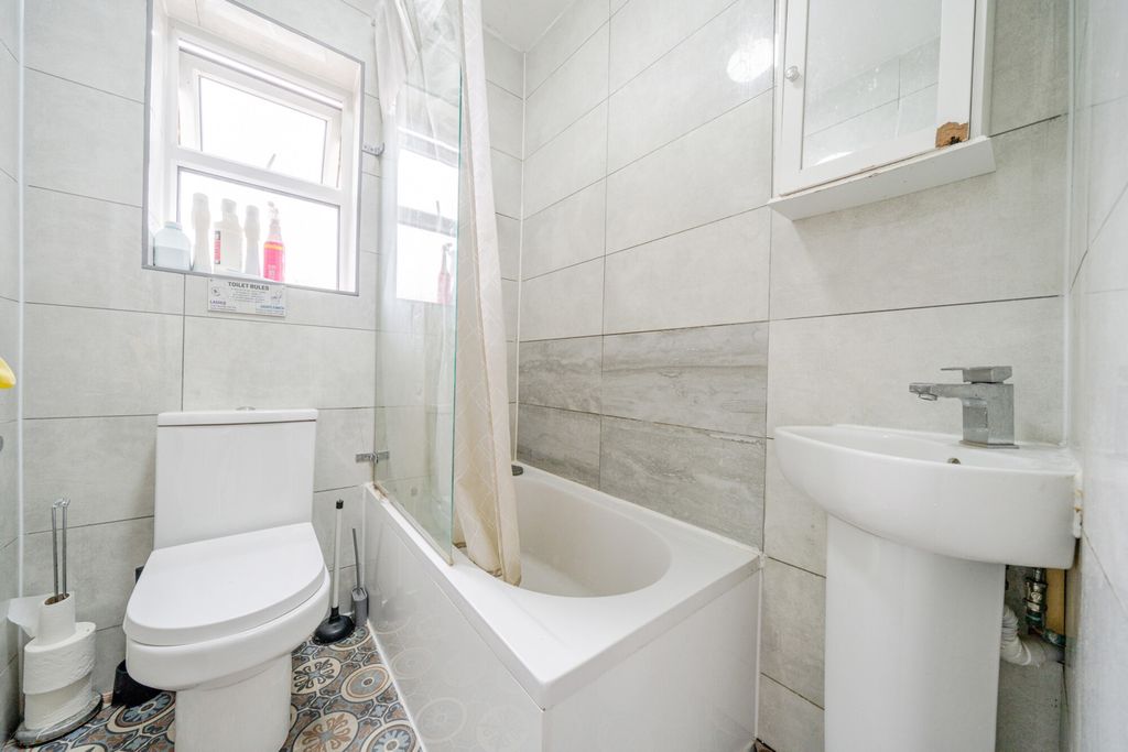 Property photo 3 of 16 Bathroom