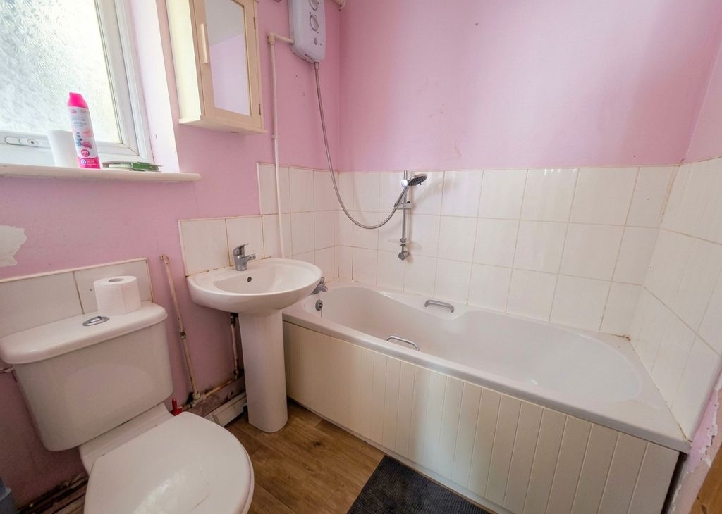 Property photo 3 of 7 Bathroom