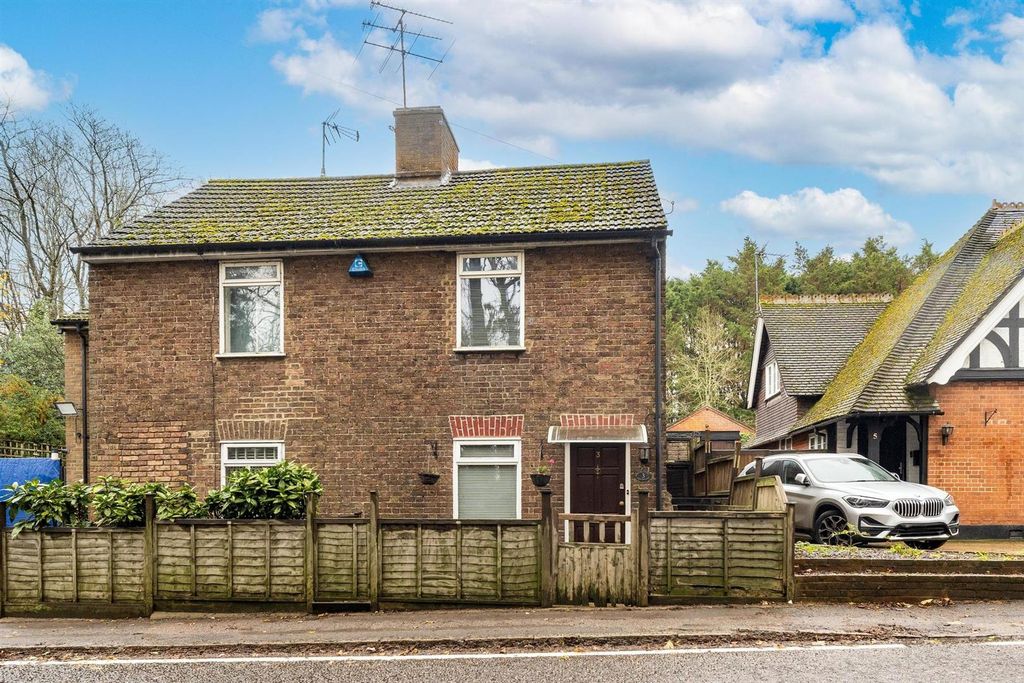 Property photo 1 of 12 Elstree Hill North