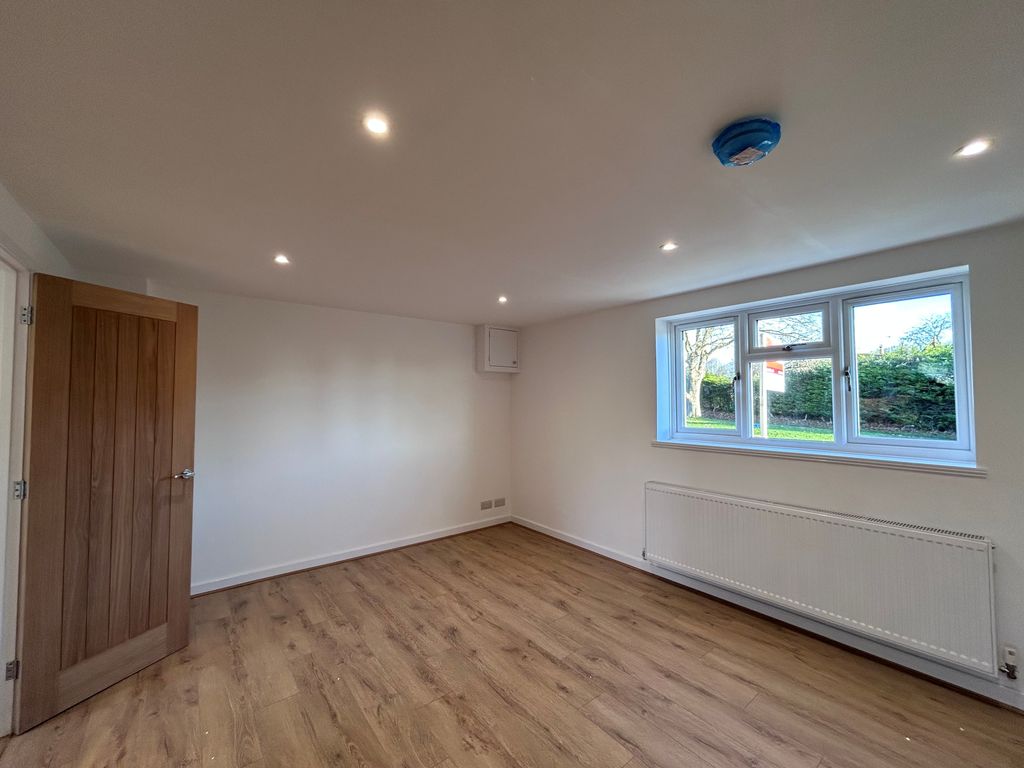 Property photo 3 of 8 Lounge