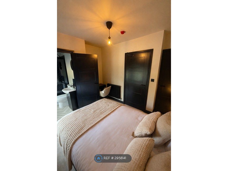 Property photo 1 of 14 Room 5