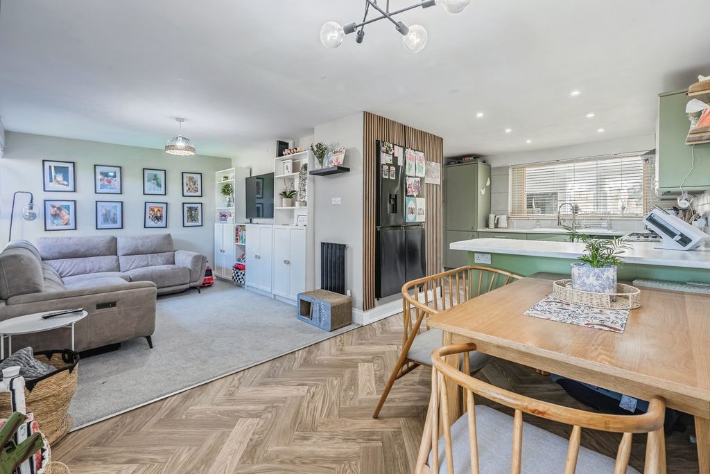 Property photo 3 of 21 Pbox-Img.Jpg