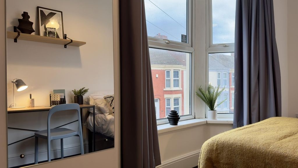 Property photo 2 of 7 A Bright And Inviting Double Bedroom Featuring A W...