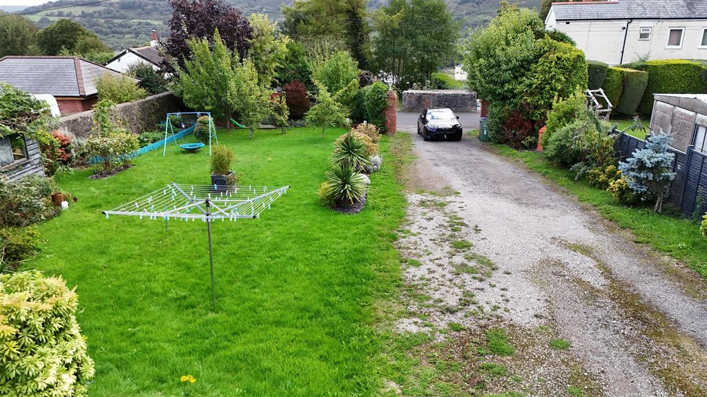 Property photo 2 of 45 Front Garden