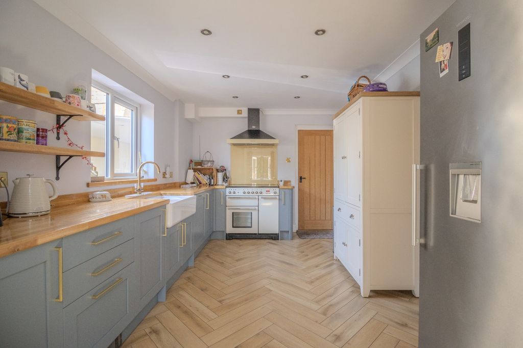 Property photo 2 of 25 5339182