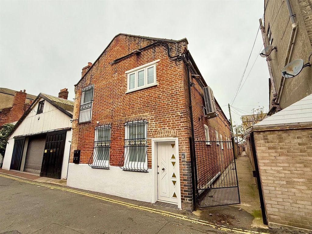 Property photo 1 of 7 Outside