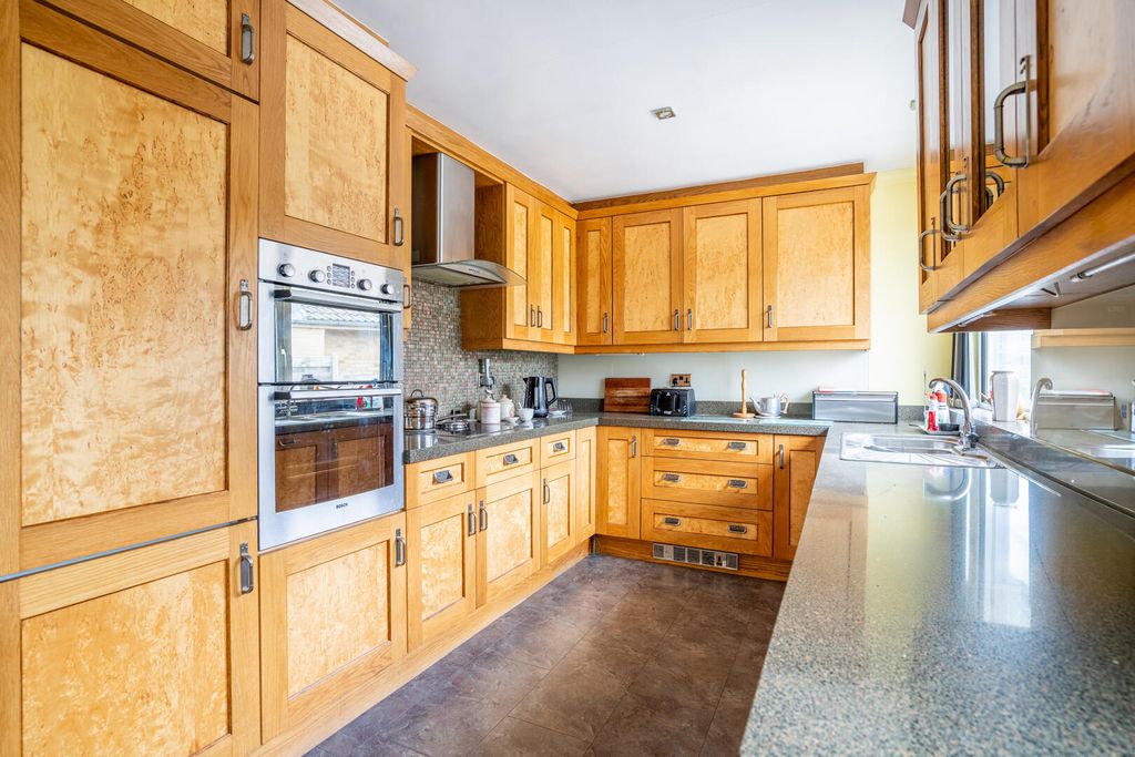 Property photo 3 of 18 Kitchen