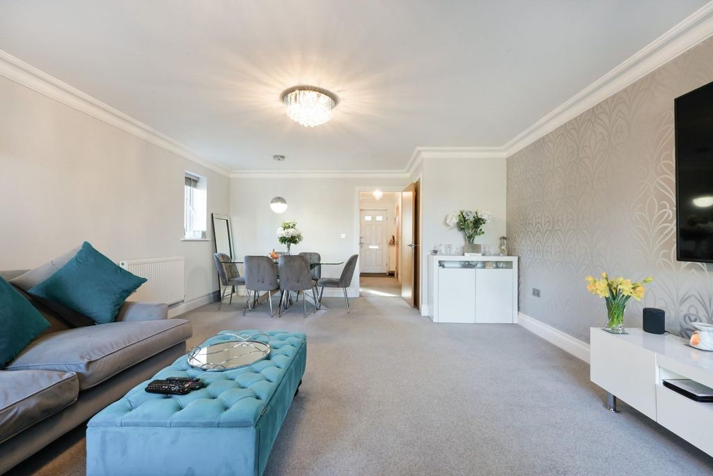 Property photo 3 of 17 Lambourne Close