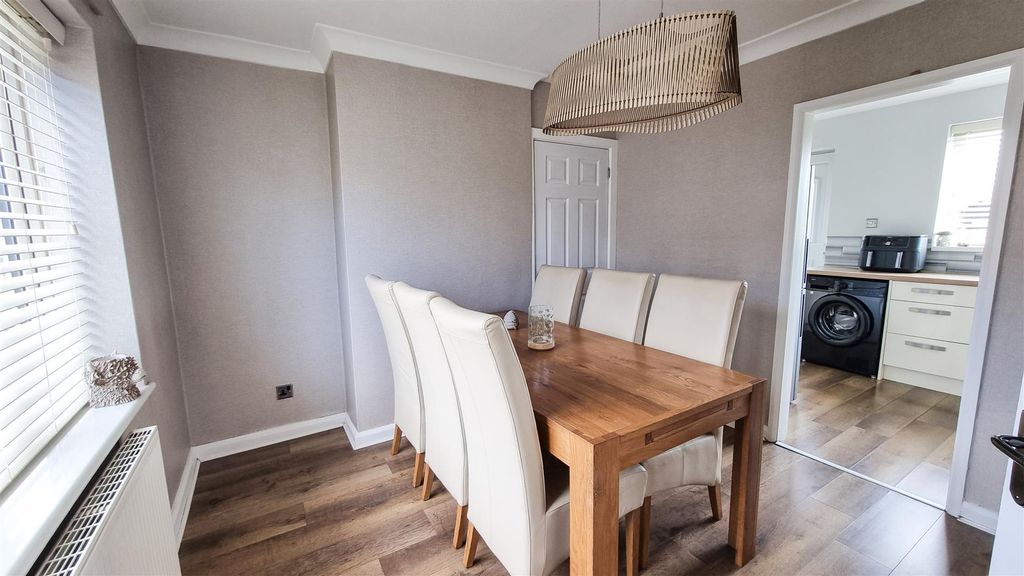 Property photo 3 of 11 Dinning Room