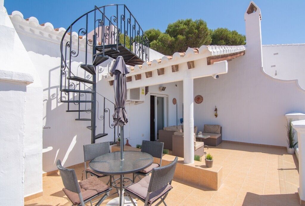 Property photo 3 of 10 Bedroom Terrace To Roof Terrace