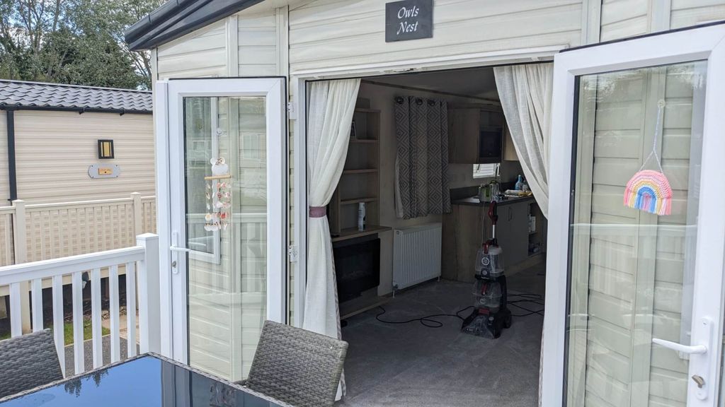 Property photo 2 of 27