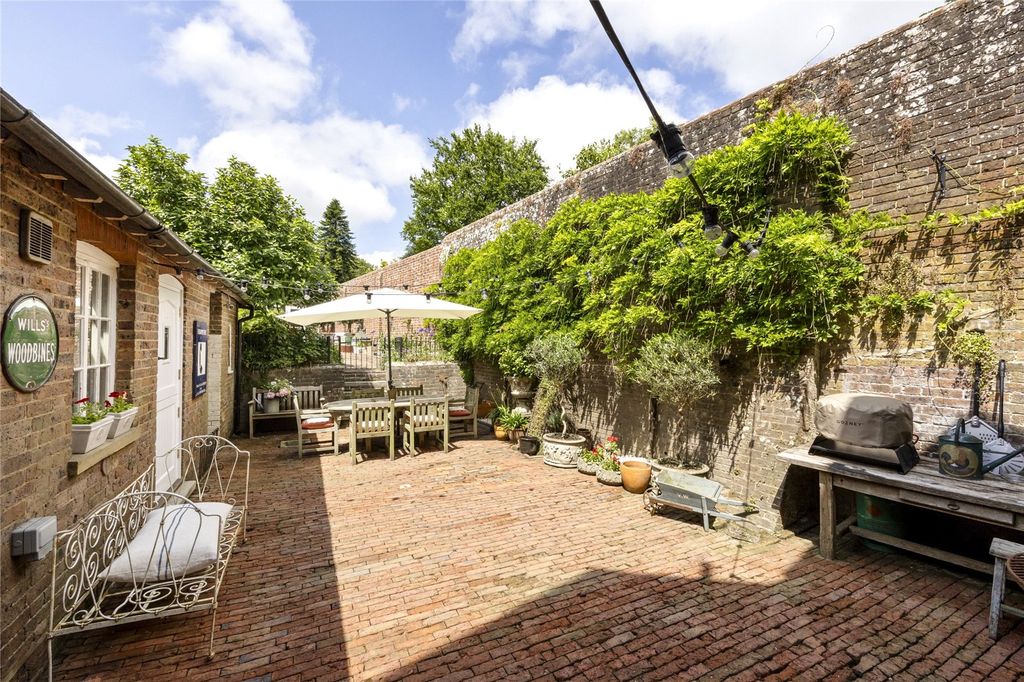 Property photo 3 of 18 Courtyard