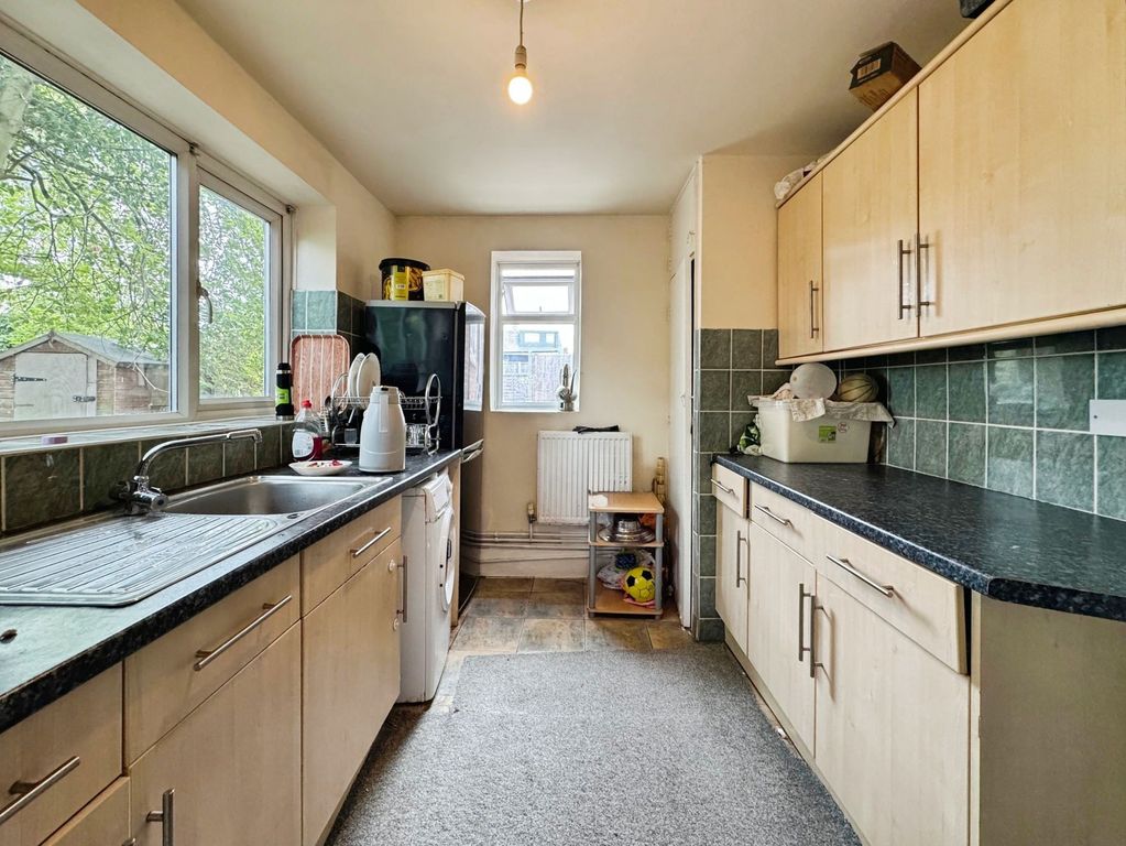 Property photo 3 of 9 Kitchen