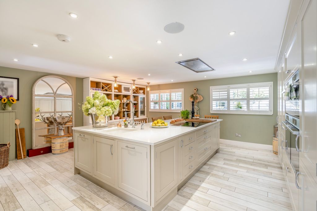 Property photo 3 of 16 Kitchen/Breakfast Rm