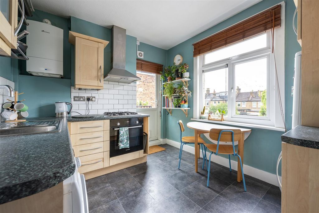 Property photo 3 of 21 Colchester Road, E10