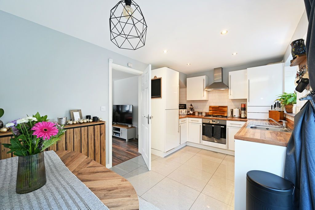 Property photo 3 of 26 Dining Kitchen