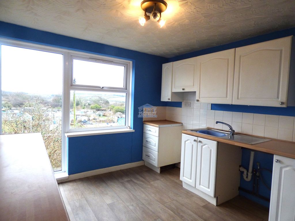 Property photo 2 of 8 Kitchen