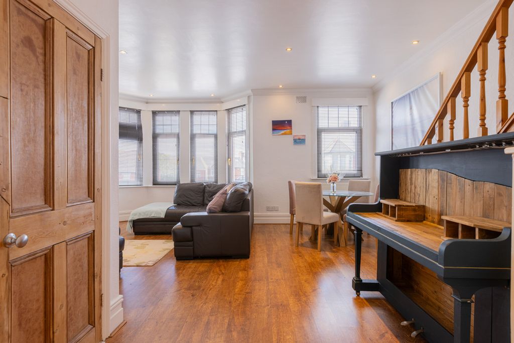 Property photo 3 of 35