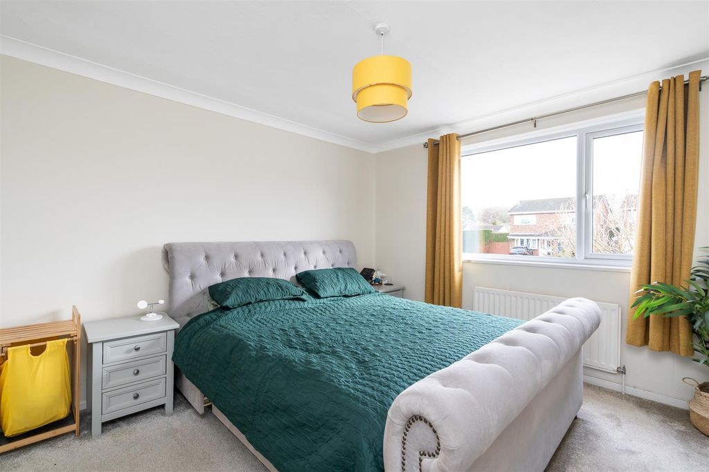 Property photo 2 of 20 47 Chantry Heath Crescent_15.Jpg