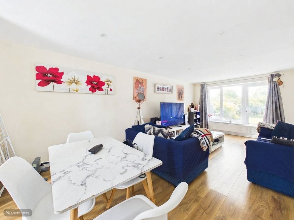 Property photo 2 of 12 5516041