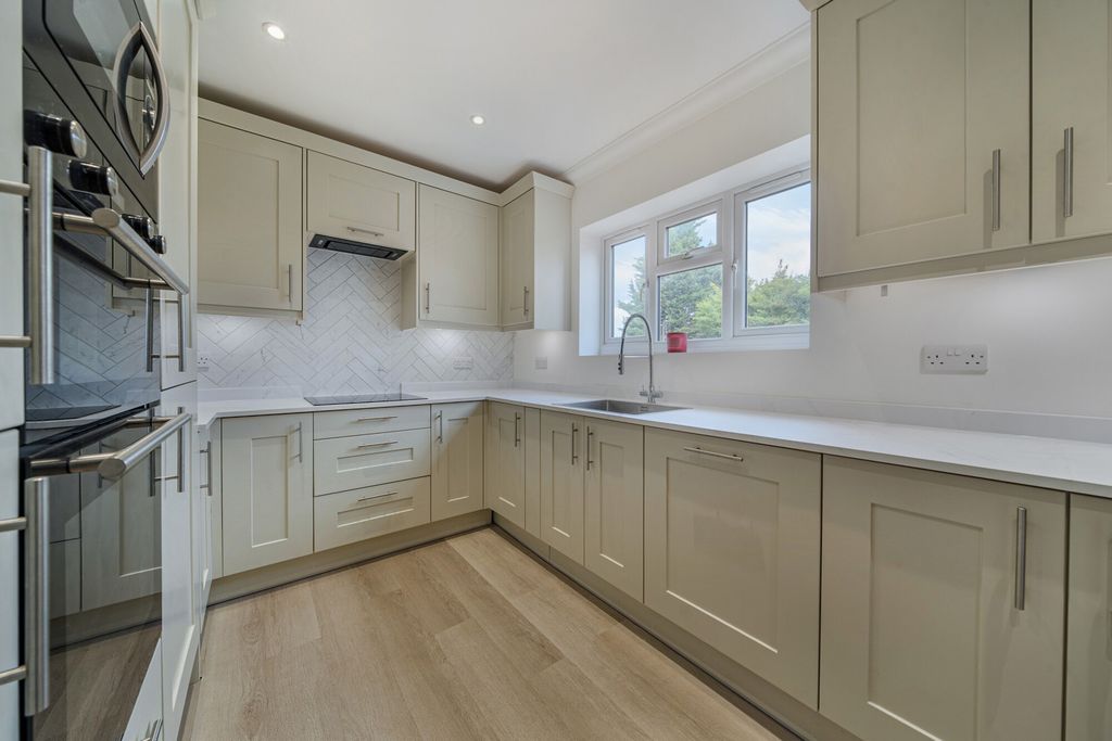 Property photo 3 of 19 Kitchen