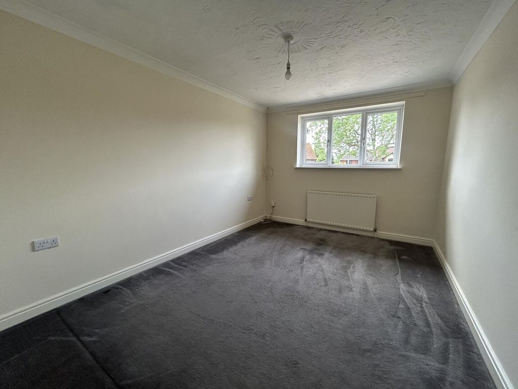 Property photo 2 of 6 Bedroom