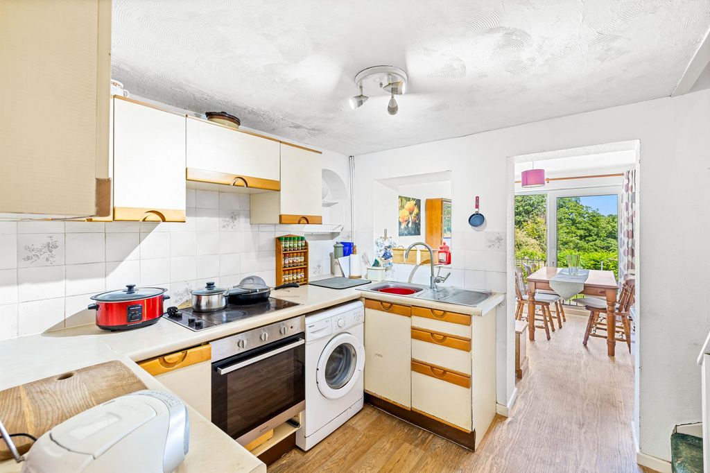 Property photo 2 of 11 Kitchen