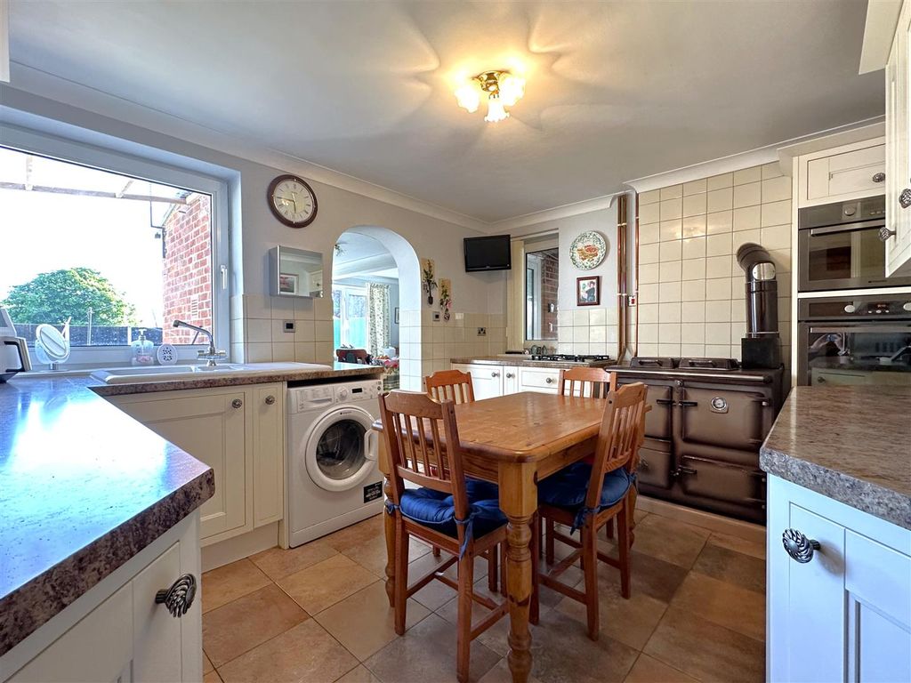 Property photo 2 of 23 Well-Appointed Kitchen 573