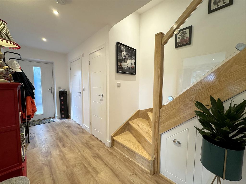 Property photo 3 of 18 Entrance Hall