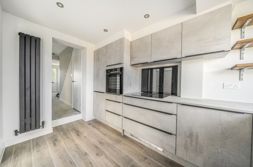 Property photo 1 of 13 13500711368Bf107095815