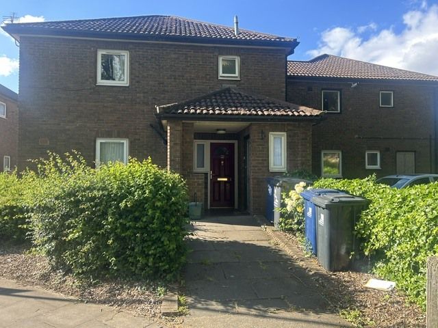 Property photo 1 of 10 Large First Floor Purpose Built Maisonette Located In Great Location In Northolt &amp; Surrounding Area Boasts Excellent Transport Links, Local Amenities, Including Shops, Parks &amp; Schools