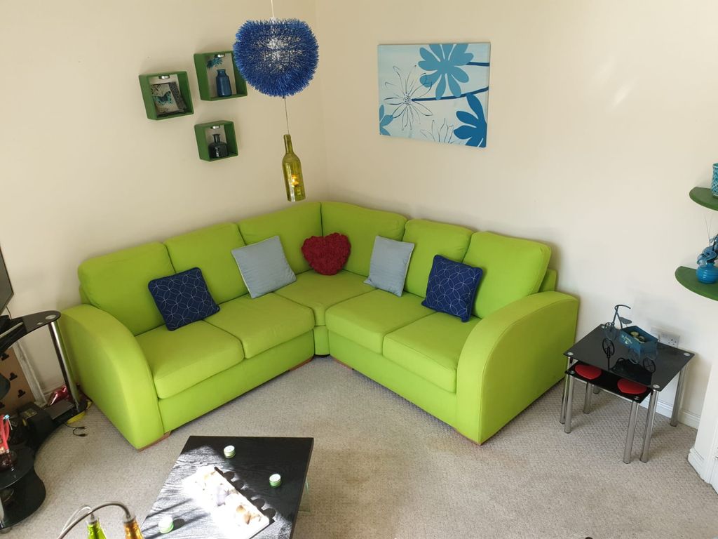 Property photo 3 of 21 Living Room