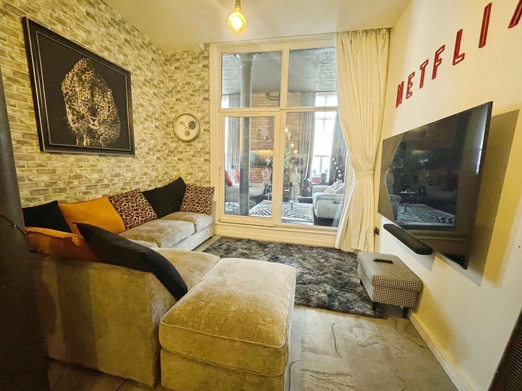 Property photo 2 of 33 Sitting Area