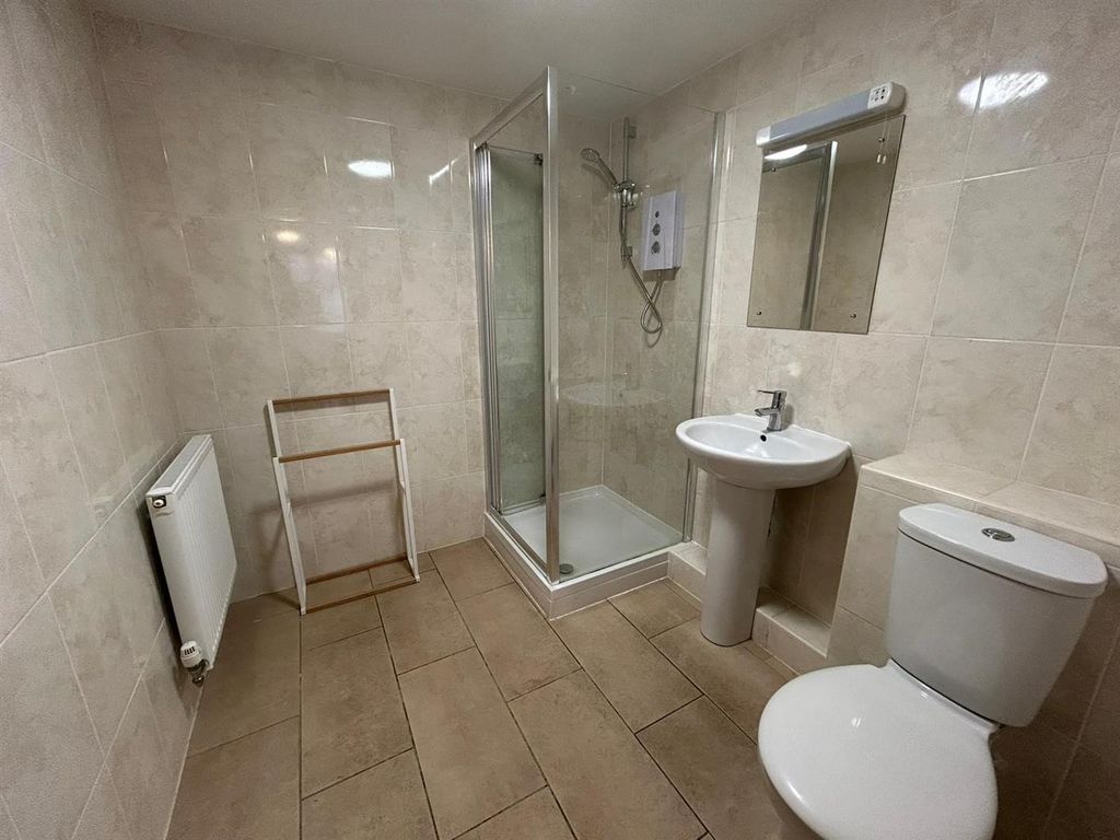 Property photo 1 of 6 Bathroom.Jpg