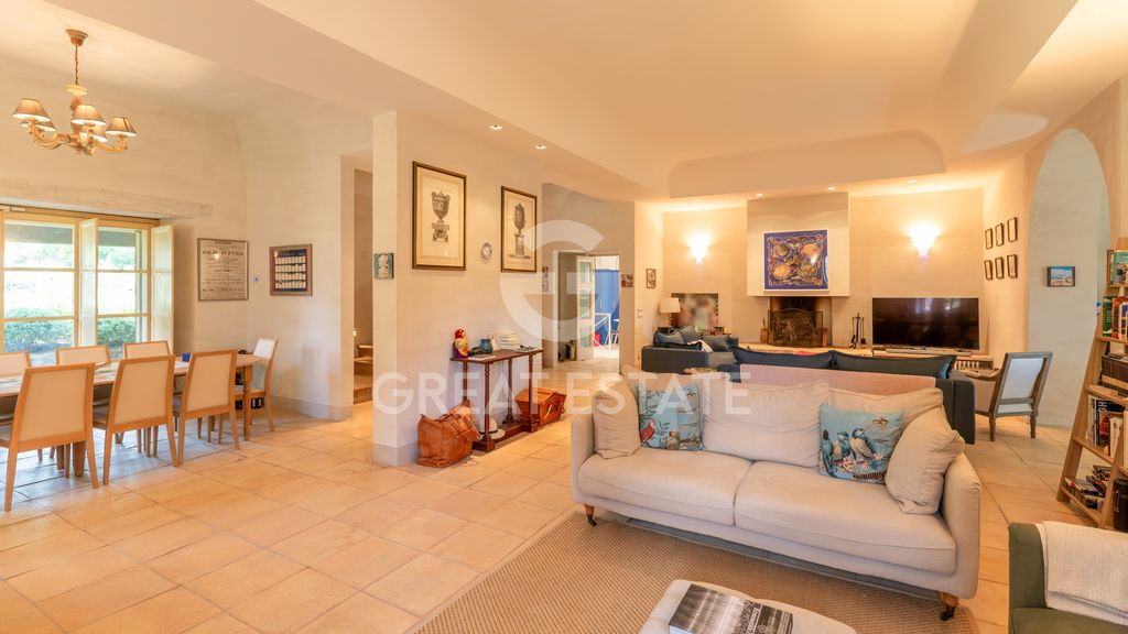 Property photo 2 of 90 Interiors