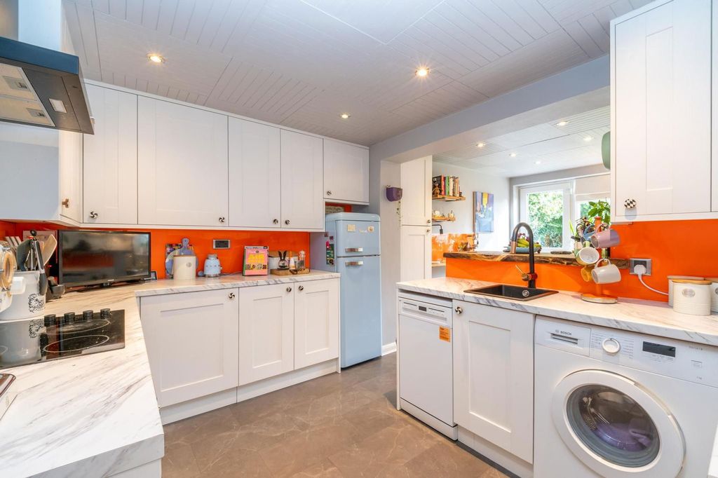 Property photo 2 of 25