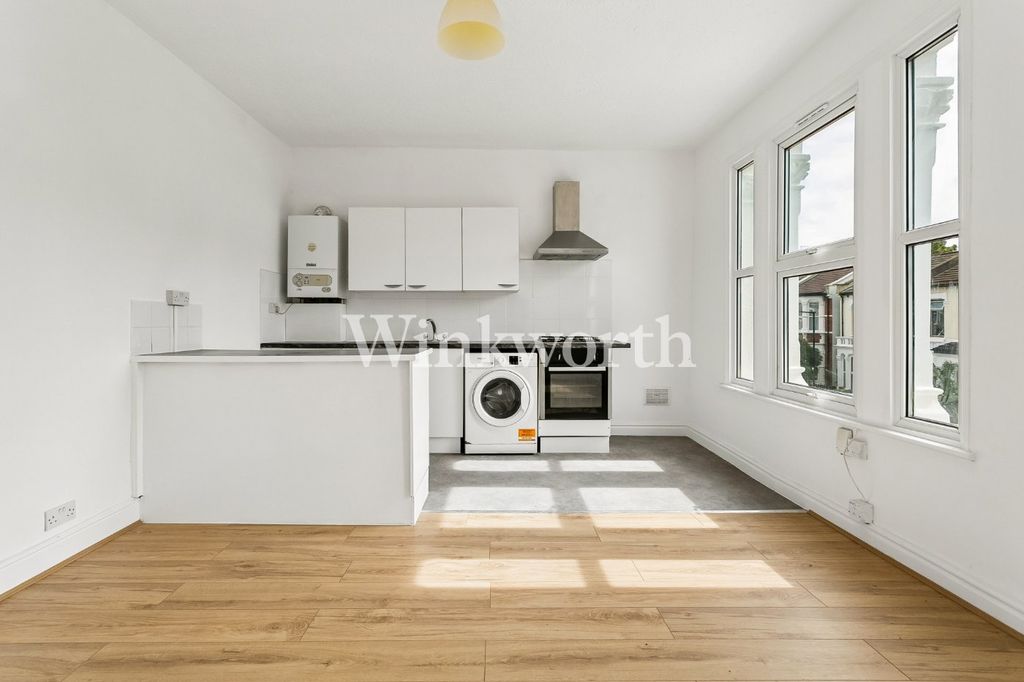 Property photo 2 of 10 Picture No. 12