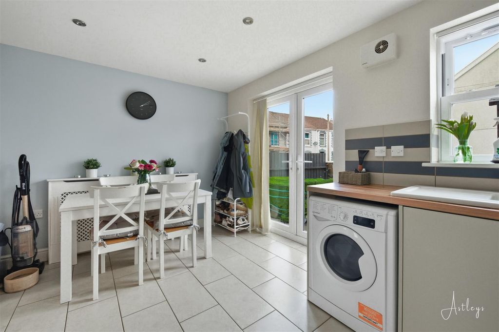 Property photo 3 of 19 Kitchen/Dining Room
