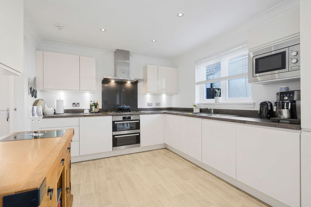 Property photo 3 of 33