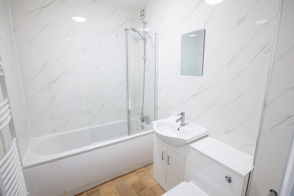 Property photo 2 of 9 Bathroom